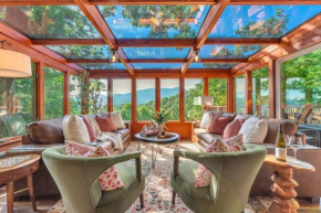 Family Chalet With Sauna, HotTub, Heavenly Views! Mins to Downtown!
